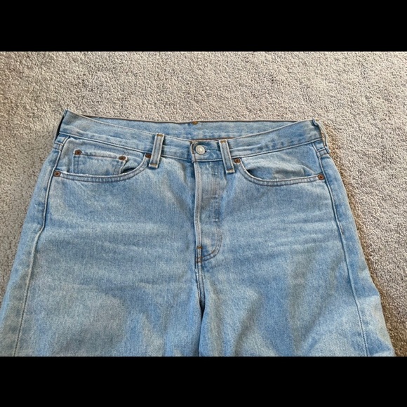 SOLD 🛑 Woman Levis denim jeans distressed - Picture 3 of 8
